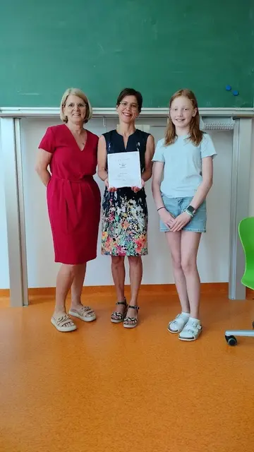 Sylvia Hartinger, Karoline Fischerleitner und die Klassensprecherin bei der Unterzeichnung. | Foto: MS Eberschwang