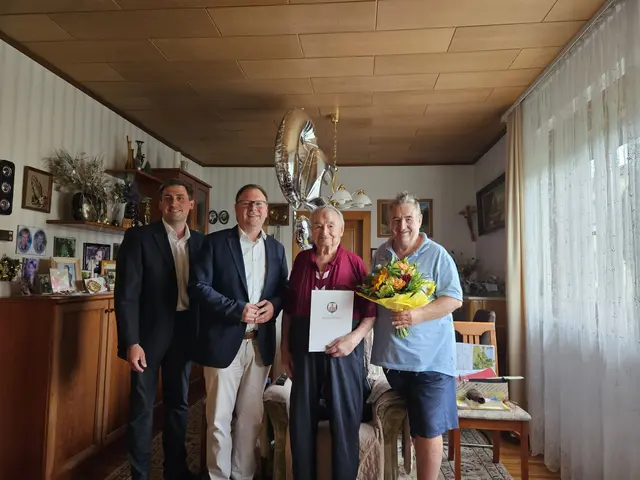 OV GGR Judex Alexander, Bürgermeister Aigner Franz, Jubilar Dreschkai Rudolf, Sohn Dreschkai Rudolf | Foto: Marktgemeinde Kirchberg am Wagram