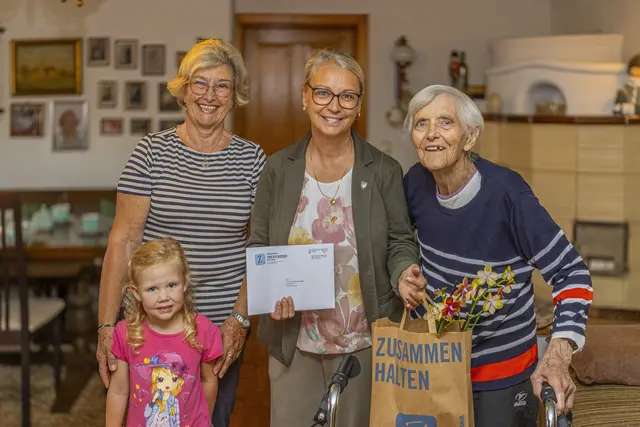 Anlässlich des 90. Geburtstags von Hildegard Wohlmertsberger aus Buttendorf überbrachte die Bürgermeisterin Marion Török herzliche Glückwünsche.
v.l.n.r.: Edeltraud Haidinger, Emilia Wallner, Bgm.in Török, die Jubilarin | Foto: Marktgemeinde Zwentendorf an der Donau