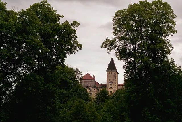 Die mächtige Burg Feistritz vom Tal aus gesehen. | Foto: Santrucek