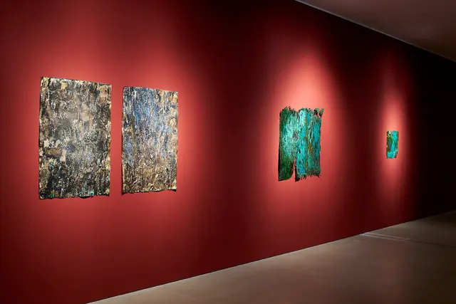 Trilogie der Töchter. Kapitel II: Bindung &amp; communion, Ausstellungsansicht mit Arbeiten von Kirtika Kain, Taxispalais Kunsthalle Tirol, 2025. Die neue Ausstellung im Taxispalais Kunsthalle Tirol, kuratiert von Nina Tabassomi, hinterfragt gängige gesellschaftliche Rollenbilder. | Foto: Taxispalais/Günter Kresser