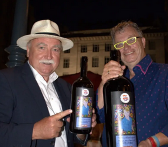Das George Cuvée 2025 – mit farbenfrohem Etikett zu Ehren von Prinz George. | Foto: Willy Opitz
