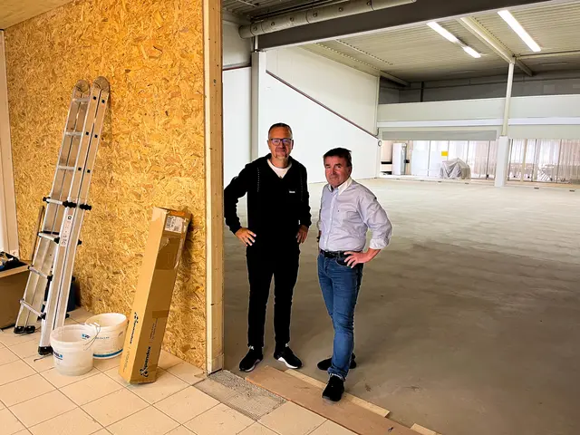 Derzeit laufen die Umbauarbeiten noch auf Hochtouren. Andreeas Protil vom Stadtmarketing Traun und Josef Simmer von Keplinger beim Lokalaugenschein. | Foto: Stadtmarketing Traun