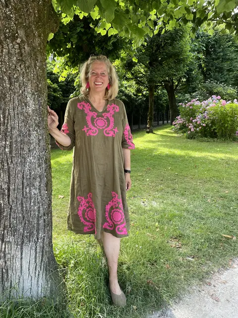 Fremdenführerin Inez Reichl hier im Mirabellgarten - eine blühende Oase im Sommer.  | Foto: Lisa Gold