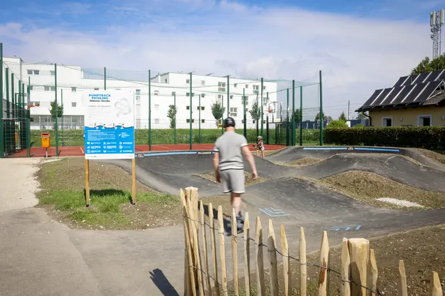 Die neuen Sportanlagen in der Oidener Straße 100 in Pichling bestehen aus einem Pumptrack und einer Ballsportanlage. | Foto: Stadt Linz / Sturm