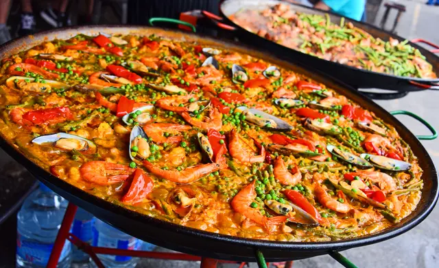 Die Paella vom Alkovner Restaurant kann bis zu 400 Gäste versorgen.  | Foto: Smarterpix/Monticello
