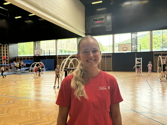 Die österreichische Rhönrad Meisterin und seit 2025  auch Vizeweltmeisterin, Malena Kernacs, trainiert die Kinder im Rahmen von Sports4Fun. | Foto: Emanuel Hasenauer