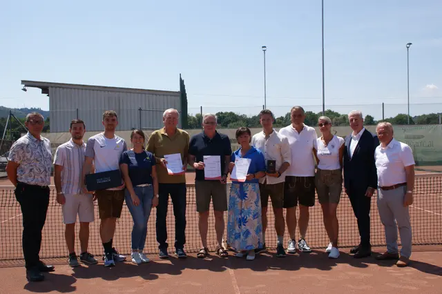 Verdiente Mitglieder des TC Raabau erhielten eine Auszeichnung in Form einer Urkunde. | Foto: TC Raabau