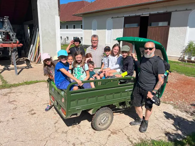 So eine Gaudi: Im TukTuk ging es einmal quer über den Hof in Niederperwend. | Foto: Stadtgemeinde Marchtrenk