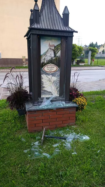 Die Glastafel am Marktplatz St. Peter-Freienstein wurde mit roher Gewalt zerstört – die frisch renovierte Turmuhr wurde massiv beschädigt. | Foto: St. Peter-Freienstein