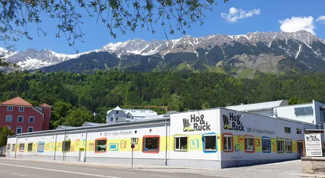 Die Ho&amp;Ruck Halle in Mühlau bietet Schnäppchen, Raritäten aber auch Arbeitsplätze. MeinBezirk hat etwas genauer nachgefragt.  | Foto: Ho&amp;Ruck