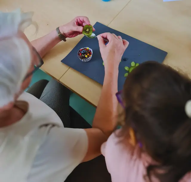 Unter dem Motto "Cupcakes backen – gemeinsam, kreativ und mit Freude" nahmen im Bewohnerservice Lehen/Taxham viele Kinder an dem Ferienprogramm teil  | Foto: Danielas Backstube