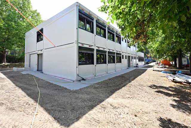 Die Schulen in Wien sind in Teilen der Stadt an ihren Kapazitätsgrenzen angelangt. Im Bild: der Bau von Mobilklassen in Form von Containerklassen auf dem Gelände der Volksschule Ada-Christen-Gasse in Favoriten. (Archivfoto) | Foto: HANS KLAUS TECHT / APA / picturedesk.com