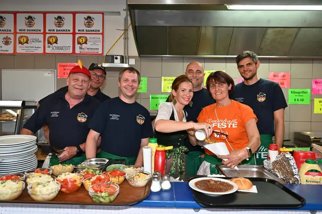 Auch kulinarisch bietet die Feuerwehr Köstlichkeiten. | Foto: 2025psb/sap