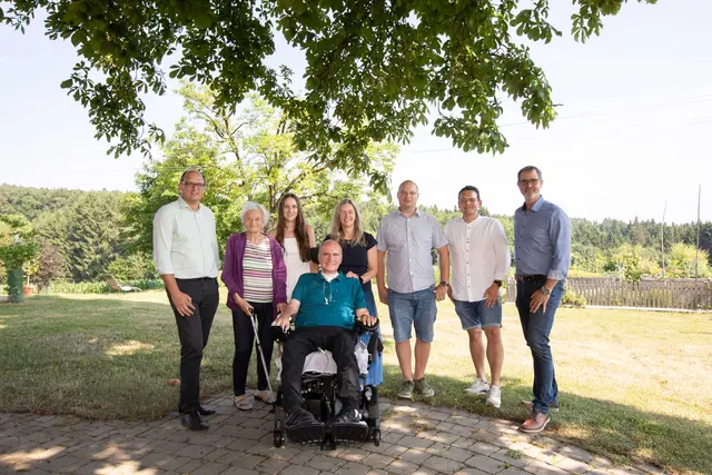 Georg Fastl und seine Familie sind Bgm. David Rumpf, der Baufirma Swietelsky und dem Team der ÖGIG dankbar für den Glasfaser-Anschluss. | Foto: öGIG
