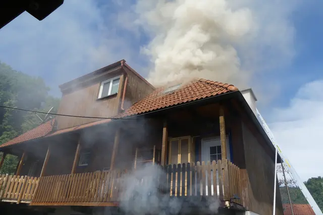 Über die Holzfassade breiteten sich die Flammen schnell aus.  | Foto: BF Graz
