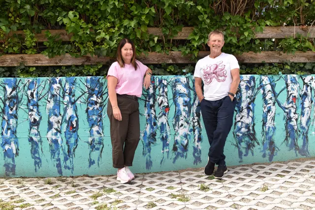 Sailers jüngstes Werk zeigt schwebende Birken in der eigenen Hauseinfahrt: Vizebgm. Sabine Hölbling und Künstler Helmut Sailer verbindet eine langjährige Freundschaft. 