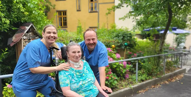 Berta Schramm (m.) mit Caritas-Mitarbeiterin Agnes Harangozo und Uwe Reich, Leiter der Langzeitbeatmungsstation der Caritas im Seniorenwohnhaus Karl Borromäus. | Foto: Caritas