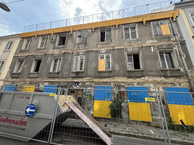 Das Haus steht seit über 230 Jahren an der Stelle, die Straßenseite mit den ungeraden Hausnummern gilt als eine der ältesten Vorstadtstraßen Wiens. Während die Gebäude links und rechts zeitgerecht saniert wurden, ließ man sich bei der Freundgasse 9 Zeit. | Foto: Nathanael Peterlini/MeinBezirk
