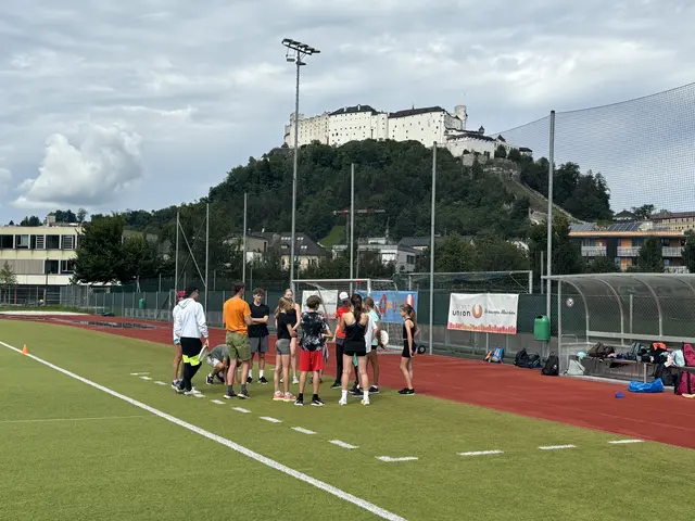 Die Kinder und Jugendlichen bereiten sich auf Ultimate-Frisbee vor. | Foto: Emanuel Hasenauer
