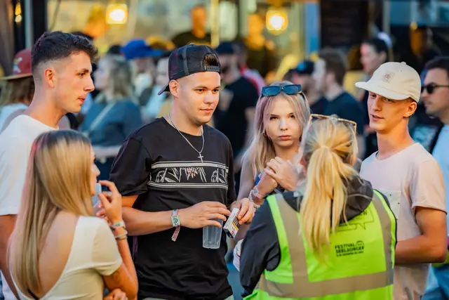 Zu finden ist das Team der Festivalseelsorge bei der Markthalle Villach neben dem Roten Kreuz. | Foto: Festivalseelsorge/TM Sportscapture