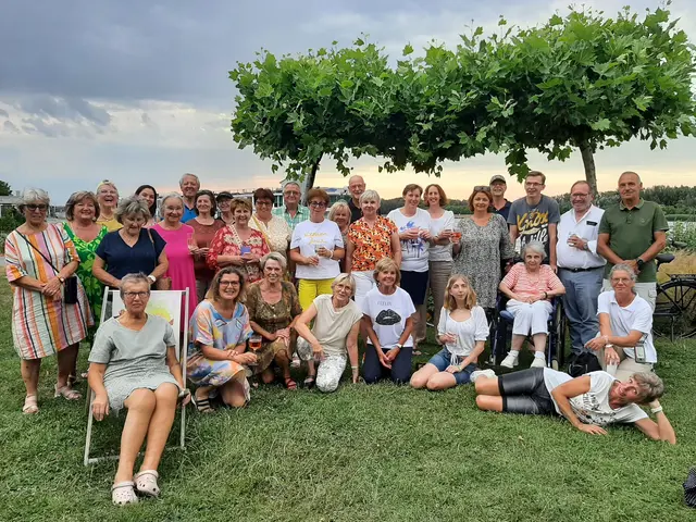 Bei angenehmen Wetter kamen viele Mitglieder und Freunde des Vereines mit Decke, Getränken und einer Jause, um einen fröhlichen Abend zu genießen.  | Foto: Verschönerungsverein