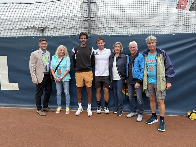 Peter Angerer, Martina Müllner, Francisco Cabral, Lucas Miedler, Helga Prachner, Rudi Adler und Franz Müllner gratulierten zum Semifinal-Einzug. | Foto: Brigitte Urban