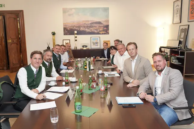 Erster Austausch für "Plan B": Vertreterinnen und Vertreter der Landesregierung trafen sich in Graz mit den vier Bürgermeistern aus der Region Ausseerland. | Foto: Petra Mitteregger