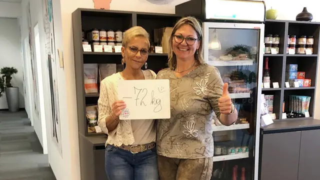 Sylvia Aichinger (rechts) feiert ihren Abnehmerfolg gemeinsam mit Eva Forst, der Standortleitung von easylife St. Pölten.