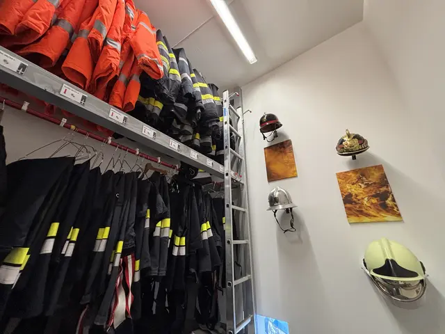 Ersatzgewand für die Feuerwehrmannschaft in Leoben-Göss mit historischen Helmen als Wand-Dekoration. | Foto: MeinBezirk