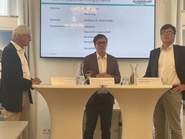 Georg Wald, Ronald Rabitsch und Robert Piechl präsentierten die aktuell laufenden Stadtentwicklungsprojekte.  | Foto: MeinBezirk.at