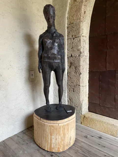 Von Michael Tolloy eigens für die Ausstellung auf Schloss Landeck angefertigt: „Schwabenkind“. | Foto: Schloss Landeck / Sabine W.