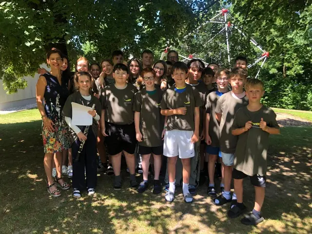 Als ersten "Akt" der Partnerschaft gab es eigens designte T-Shirts. | Foto: MS Eberschwang