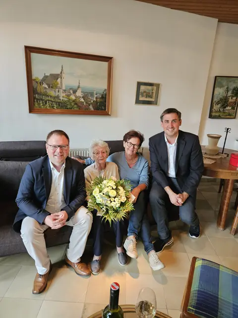 Bürgermeister Aigner Franz, Jubilarin Glanz Hedwig, Kleedorfer-Glanz Brigitte, OV GGR Judex Alexander | Foto: Marktgemeinde Kirchberg am Wagram