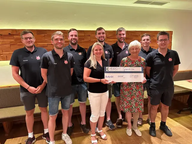 Vertreter des Stammtischs STTZRB aus Kopfing überreichten Konsulentin Brigitte Ruhland (3.v.re.) und Obfrau-Stellvertreterin Katrin Hauser (4. v. li.) vom Verein Kulturzeit einen Scheck über 1.000 Euro.  | Foto: Stammtisch 