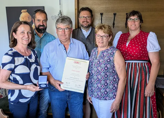 Bezirksstellenobfrau Anne Blauensteiner, Bezirksstellenleiter Mario Müller-Kaas, Franz Göstl, Bezirksstellen-Ausschussmitglied Christoph Haider, Maria Göstl und Bürgermeisterin Cornelia Juster (v.l.). | Foto: WKNÖ