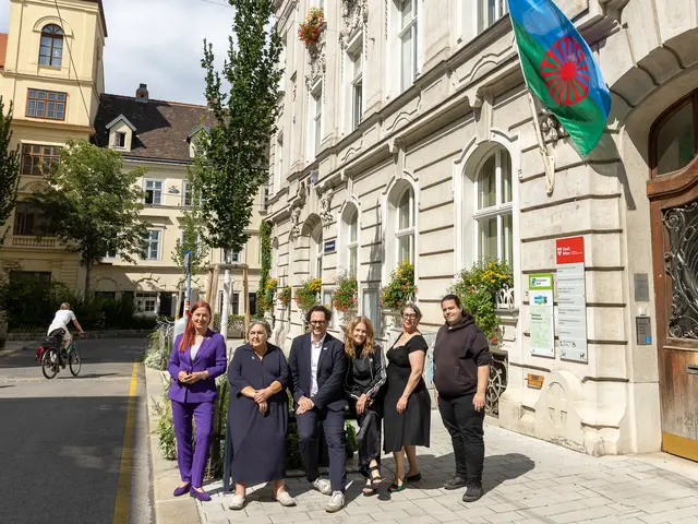 Eine Fahne weht seit Kurzem vor dem Amtshaus Neubau. Es ist jene Flagge der Roma und Sinti.  | Foto: Lukas Fuchs