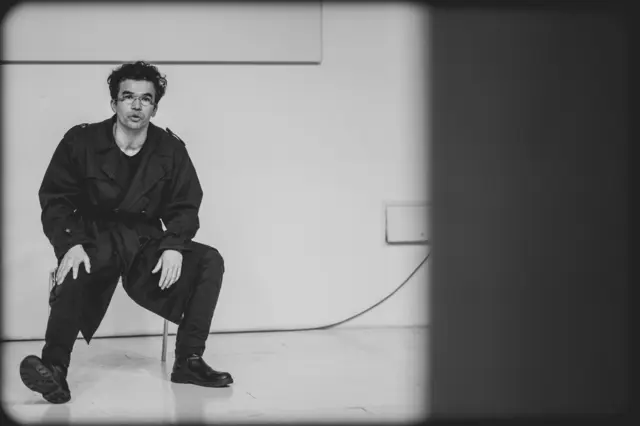 Im Stück „Draußen vor der Tür“ geht es um einen ehemaligen Kriegsgefangenen.  | Foto: Murtaza Elham