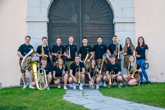 Am Freitag-Abend sorgt die junge Blasmusik-Band „BöhmX“ im Festzelt für gute Stimmung. | Foto: BöhmX