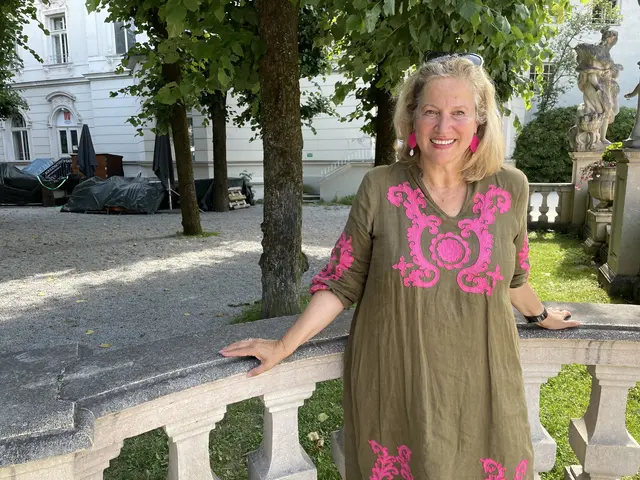 Fremdenführerin Inez Reichl hier im Mirabellgarten - eine blühende Oase im Sommer.  | Foto: Lisa Gold