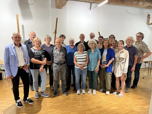 Die Teilnehmer des Kunstseminars in Schärding mit Bürgermeister Günter Streicher (links), Kulturvereins-Obmann Franz Schmid (2.v.li.) und Kursleiter Martin Staufner (10.v.re.). | Foto: Franz Schmid