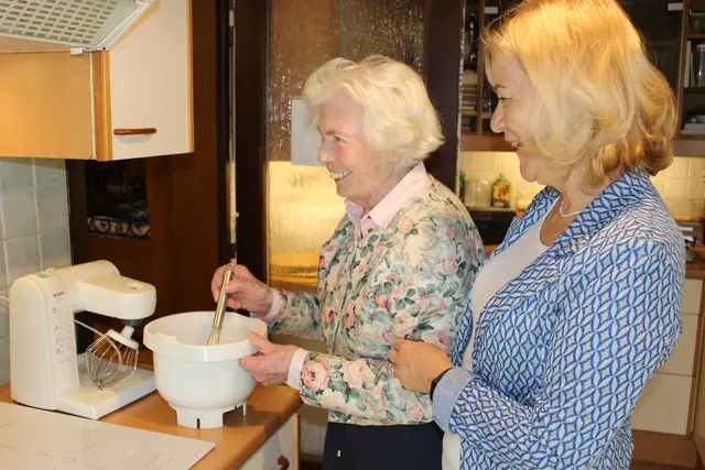 Gemeinsames Kochen macht Freude und ist gleichzeitig eine wertvolle Unterstützung für alleinstehende Menschen.
 | Foto: Zeitpolster GmbH