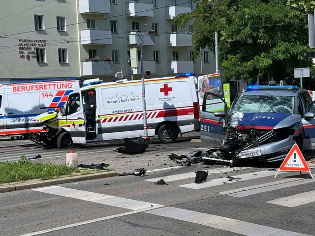 Am Mittwoch kam es zu einem schweren Verkehrsunfall zwischen Polizei und Rettungsdienst in der Oberen Augartenstraße. | Foto: NIKOLAUS PICHLER / APA / picturedesk.com