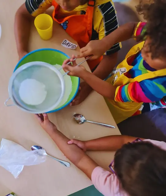 Unter dem Motto "Cupcakes backen – gemeinsam, kreativ und mit Freude" nahmen im Bewohnerservice Lehen/Taxham viele Kinder an dem Ferienprogramm teil  | Foto: Danielas Backstube