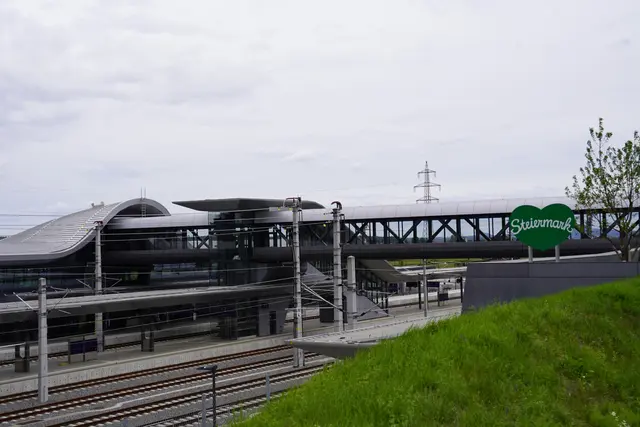 Bahngäste aus dem Koralmtunnel werden in Groß St. Florian vom grünen Steiermark-Herz empfangen. | Foto: MeinBezirk/Simon Michl