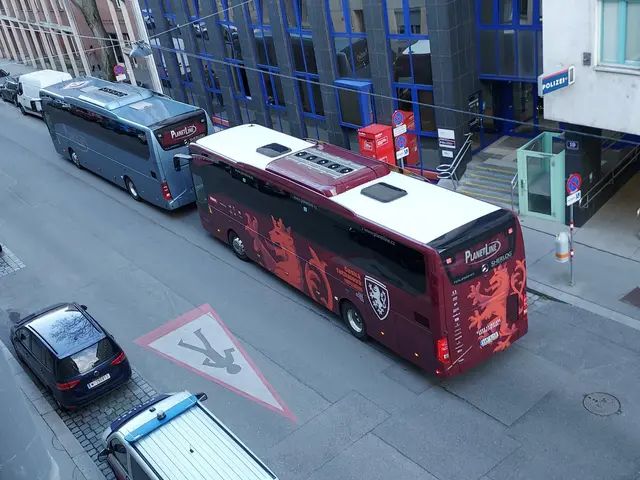 Die Touristen spazieren durch die Stadt, gehen Souvenirs kaufen und Wiener Schnitzel essen. Die Touristenbusse warten geduldig – auf eigentlich nicht erlaubten Parkflächen. | Foto: zVg