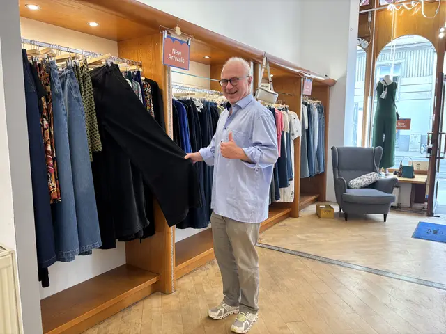 Siegfried Schächter ist Geschäftsführer und die gute Seele der Boutique. Er liebt die familiäre Stimmung im 18. Bezirk. | Foto: Matthias Pandrea