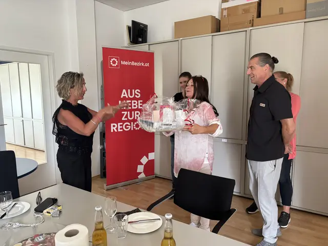 Das Überraschungspaket - übergeben von Bine und Mike Bauer. | Foto: MeinBezirk, Mike Bauer