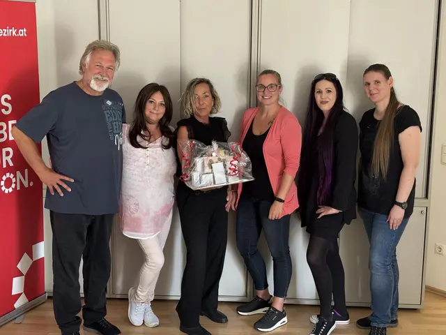 Abschiedsfeier für Barbara Szivatz in der Wiener-Neustadt-Redaktion: Peter Zezula, Sabine Bauer, Barbara Szivatz, Jennifer Reisner, Barbara Montag und Kathrin Schauer. | Foto: MeinBezirk, Mike Bauer