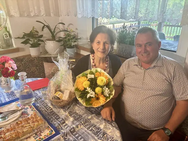 Ingrid Tiefenthaler freute sich über die Glückwünsche von Bürgermeister Bernhard Karnthaler zu ihrem 85. Geburtstag. | Foto: Marktgemeinde Lanzenkirchen